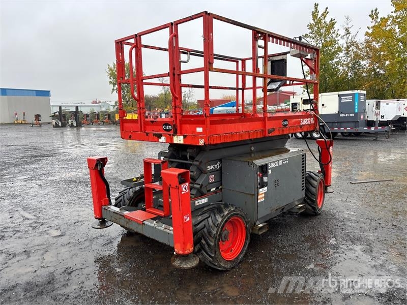SkyJack SJ6832 RT Šķerveida pacēlāji