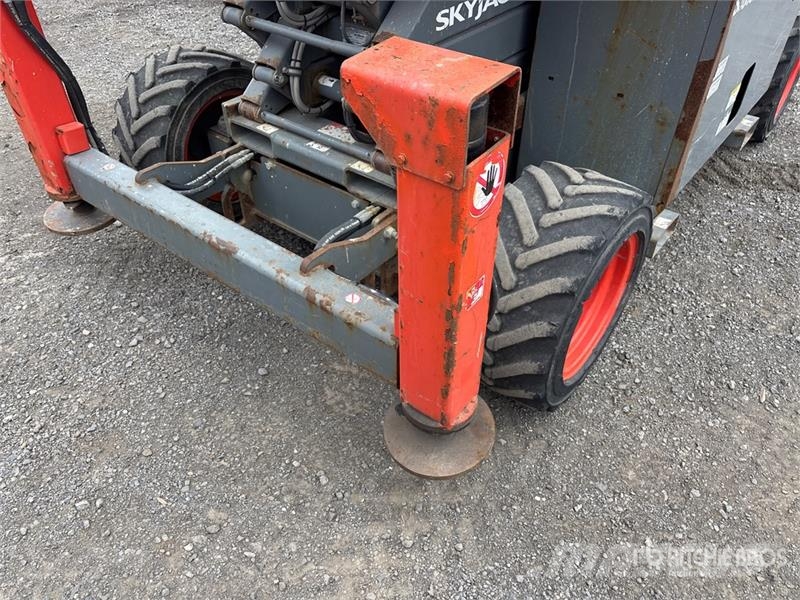 SkyJack SJ6832 RT Šķerveida pacēlāji