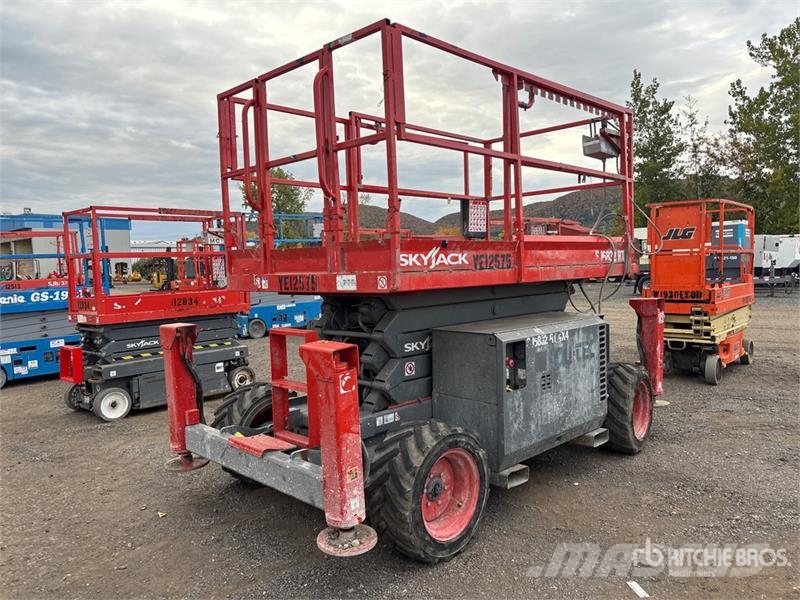 SkyJack SJ6832 RT Šķerveida pacēlāji
