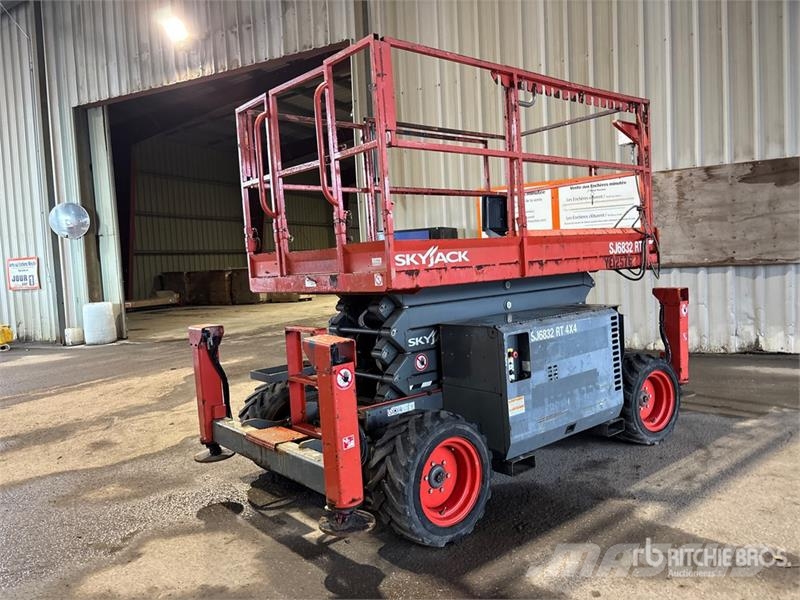 SkyJack SJ6832 RT Šķerveida pacēlāji