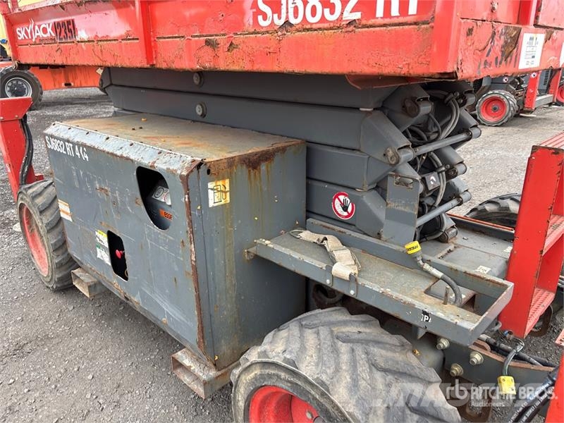 SkyJack SJ6832 RT Šķerveida pacēlāji