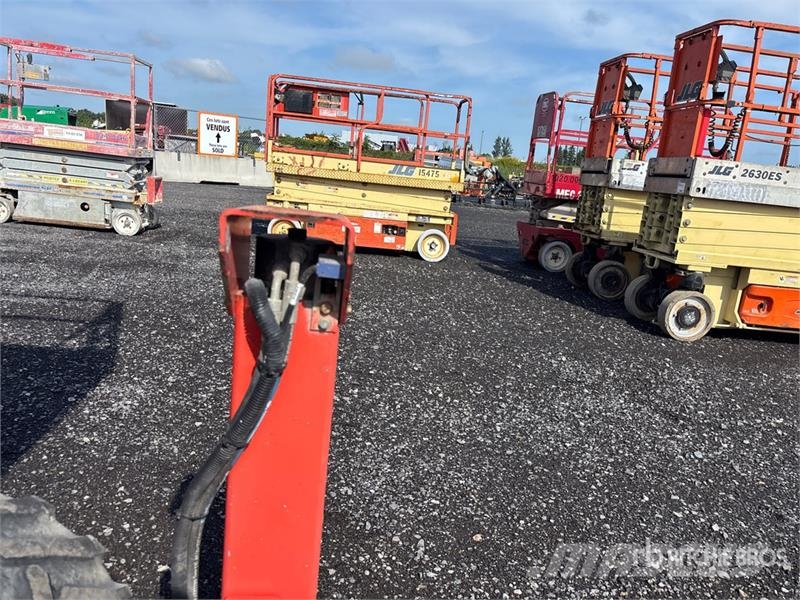 SkyJack SJ6832 RT Scissor lifts