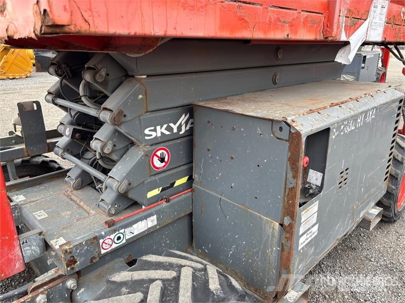 SkyJack SJ6832 RT Šķerveida pacēlāji