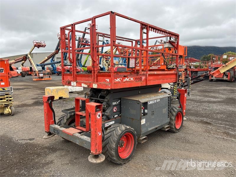 SkyJack SJ6832 RT Šķerveida pacēlāji