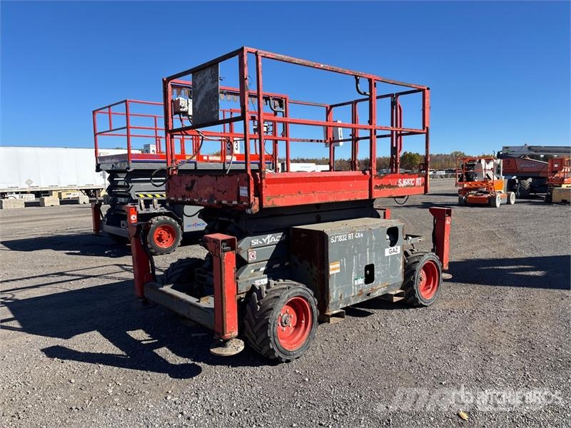 SkyJack SJ6832 RT رافعات مقصية الشكل