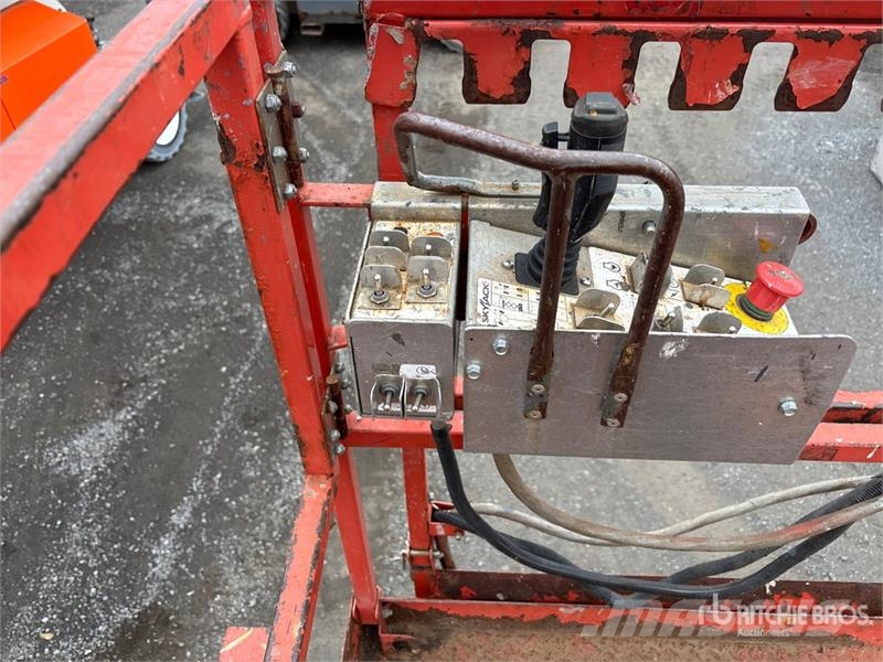 SkyJack SJ6832 RT Šķerveida pacēlāji