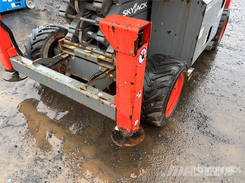 SkyJack SJ6832 RT Šķerveida pacēlāji