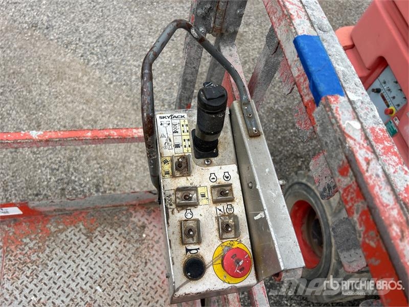 SkyJack SJ6832 RT Šķerveida pacēlāji
