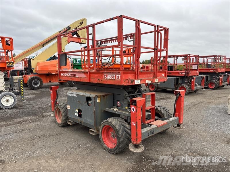 SkyJack SJ6832 RT Šķerveida pacēlāji