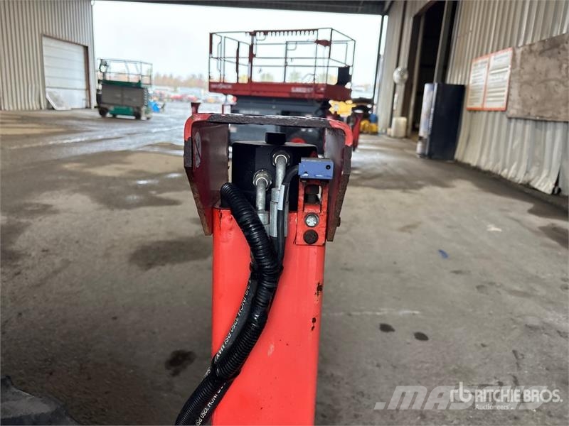SkyJack SJ6832 RT Šķerveida pacēlāji