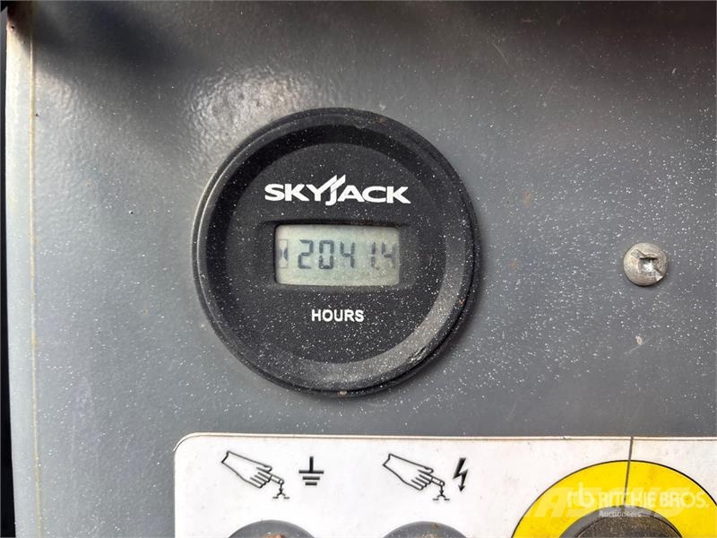 SkyJack SJ6832 RT Šķerveida pacēlāji