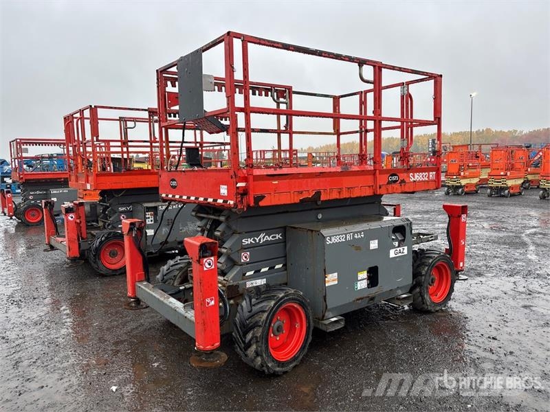 SkyJack SJ6832 RT Šķerveida pacēlāji