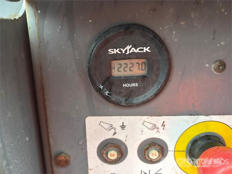 SkyJack SJ6832 RT Šķerveida pacēlāji
