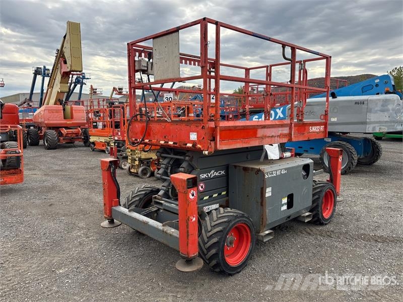 SkyJack SJ6832 RT Šķerveida pacēlāji