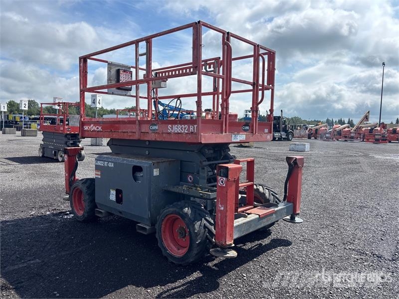 SkyJack SJ6832 RT Saxliftar