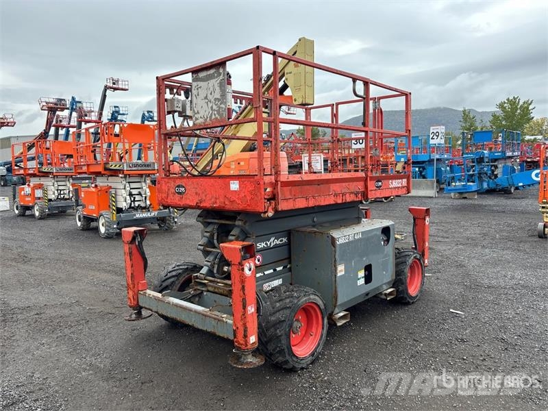 SkyJack SJ6832 RT رافعات مقصية الشكل