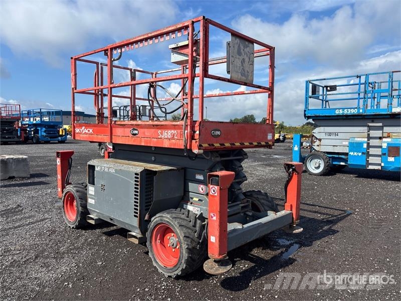 SkyJack SJ6832 RT Saxliftar