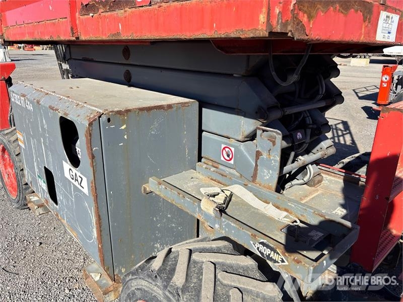 SkyJack SJ6832 RT رافعات مقصية الشكل