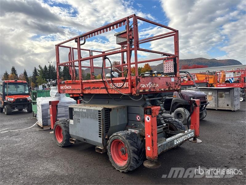 SkyJack SJ6832 RT Šķerveida pacēlāji