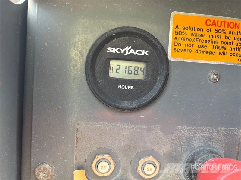 SkyJack SJ6832 RT Ножничные подъемники