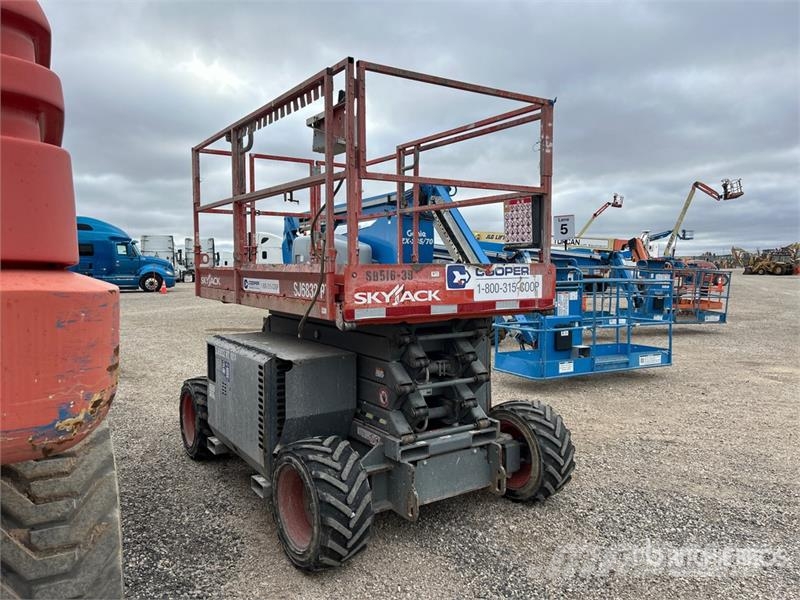SkyJack SJ6832 RT Šķerveida pacēlāji