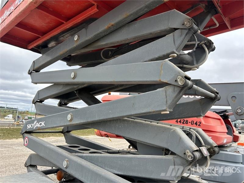 SkyJack SJ6832 RT Šķerveida pacēlāji