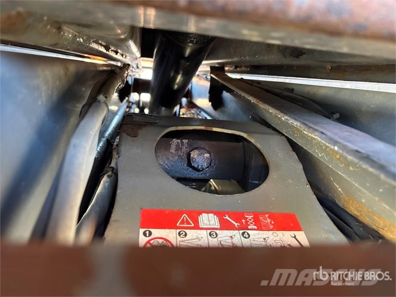 SkyJack SJ6832 RT رافعات مقصية الشكل
