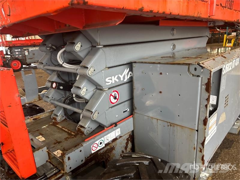 SkyJack SJ6832 RT Šķerveida pacēlāji