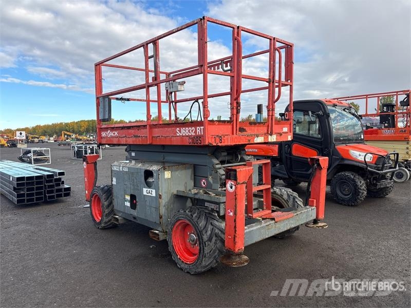 SkyJack SJ6832 RT Šķerveida pacēlāji