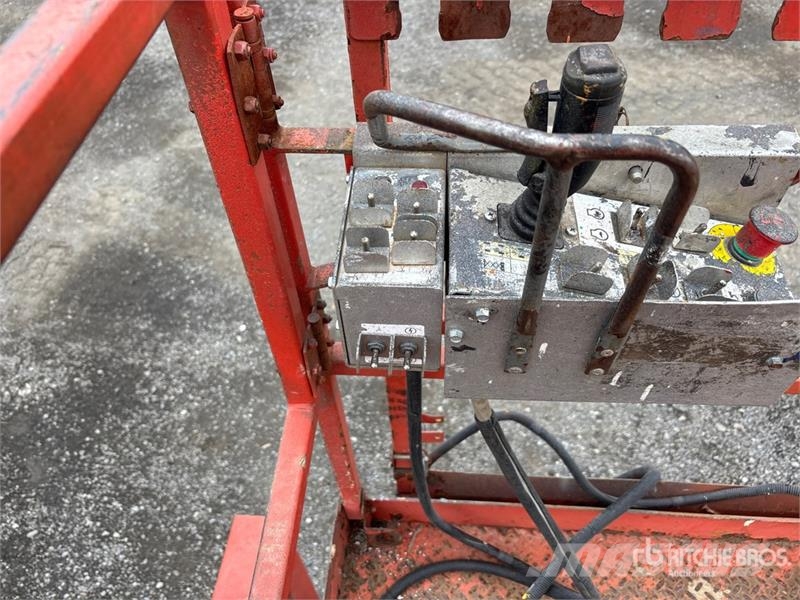 SkyJack SJ6832 RT Šķerveida pacēlāji