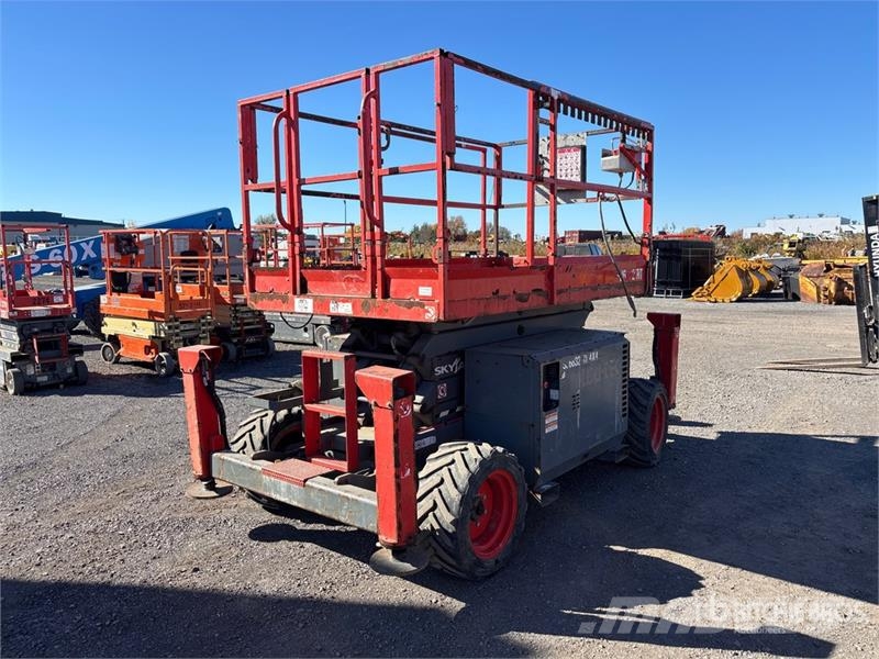 SkyJack SJ6832 RT رافعات مقصية الشكل