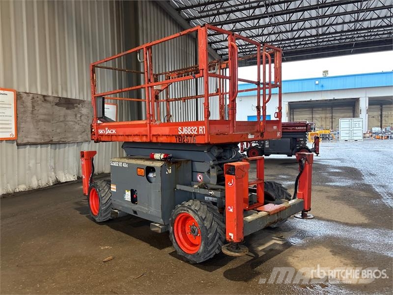 SkyJack SJ6832 RT Šķerveida pacēlāji