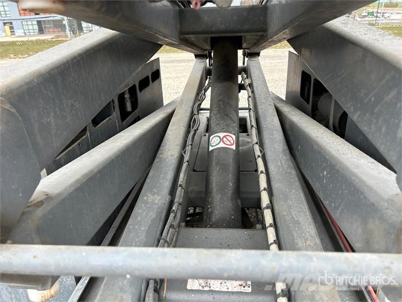 SkyJack SJ6832 RT Šķerveida pacēlāji