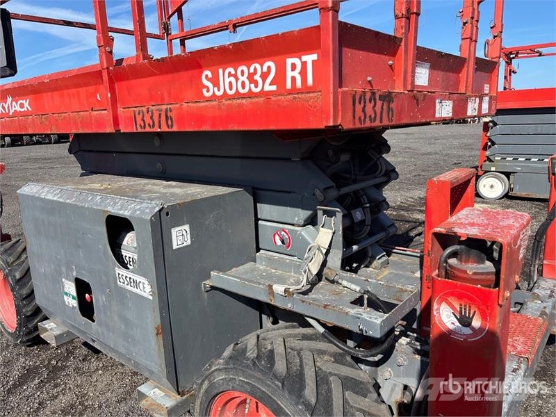 SkyJack SJ6832 RT Scissor lifts