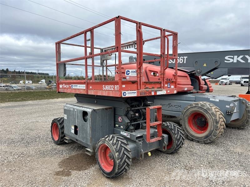 SkyJack SJ6832 RT Šķerveida pacēlāji