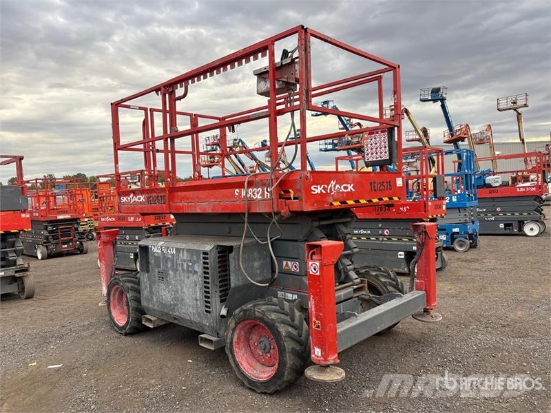 SkyJack SJ6832 RT Šķerveida pacēlāji