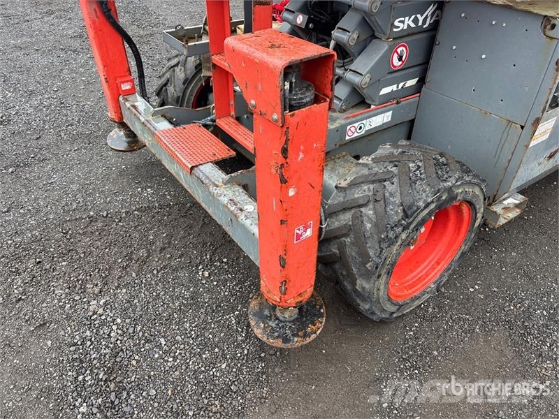 SkyJack SJ6832 RT رافعات مقصية الشكل