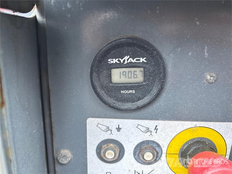 SkyJack SJ6832 RT رافعات مقصية الشكل