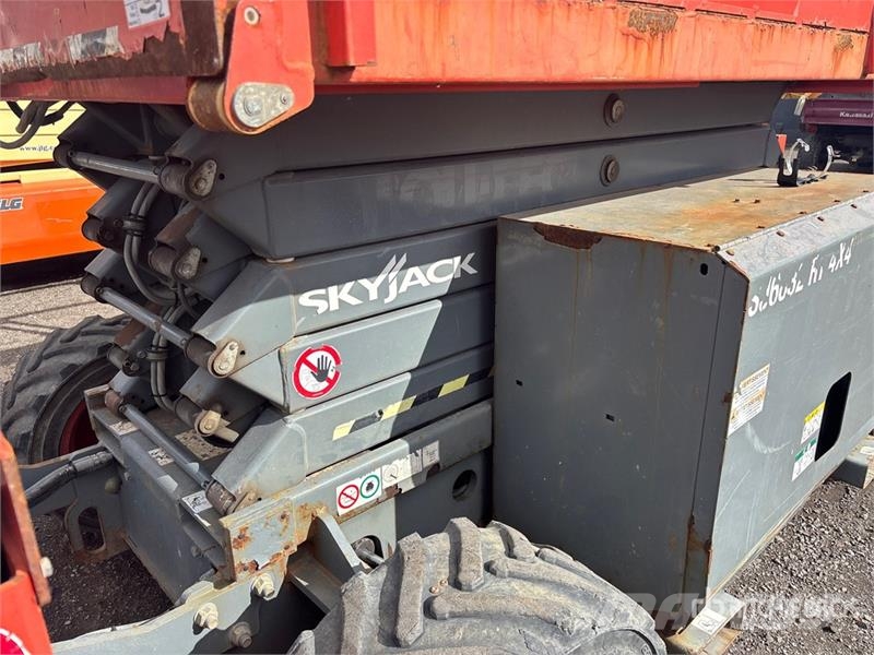 SkyJack SJ6832 RT Ножничные подъемники