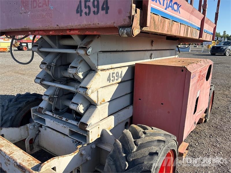 SkyJack SJ6832 RT Scissor lifts