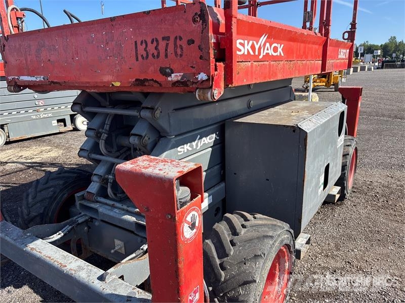 SkyJack SJ6832 RT Scissor lifts
