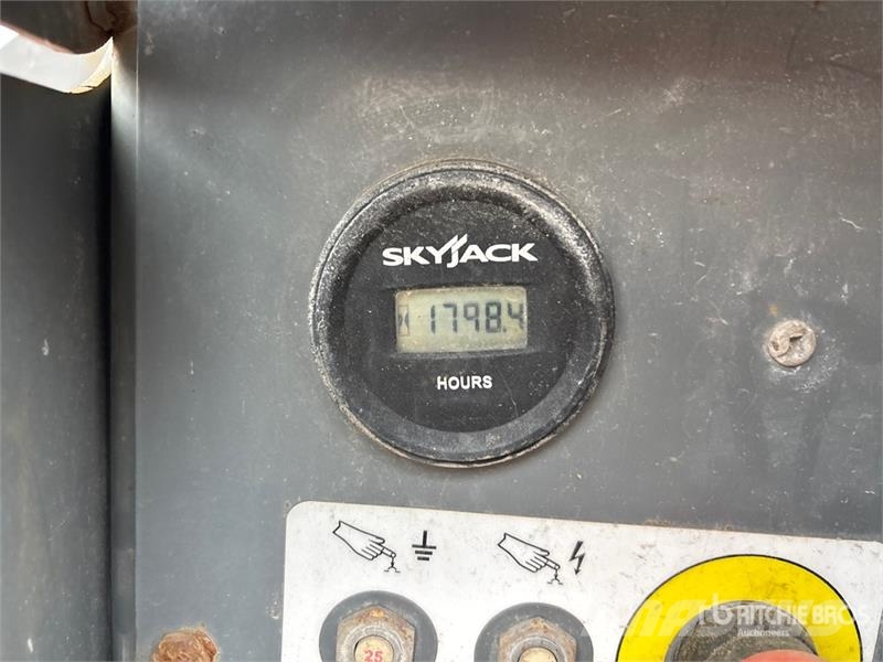 SkyJack SJ6832 RT Šķerveida pacēlāji