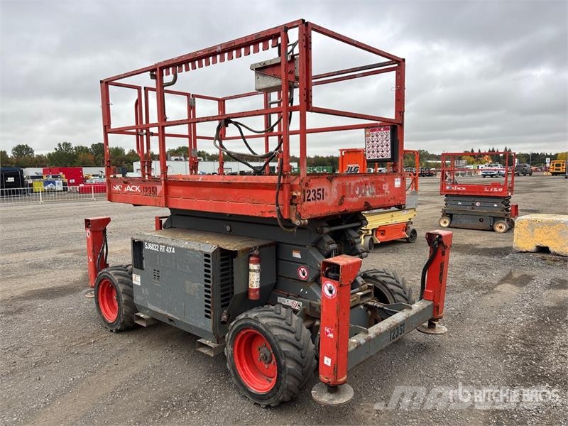 SkyJack SJ6832 RT Šķerveida pacēlāji