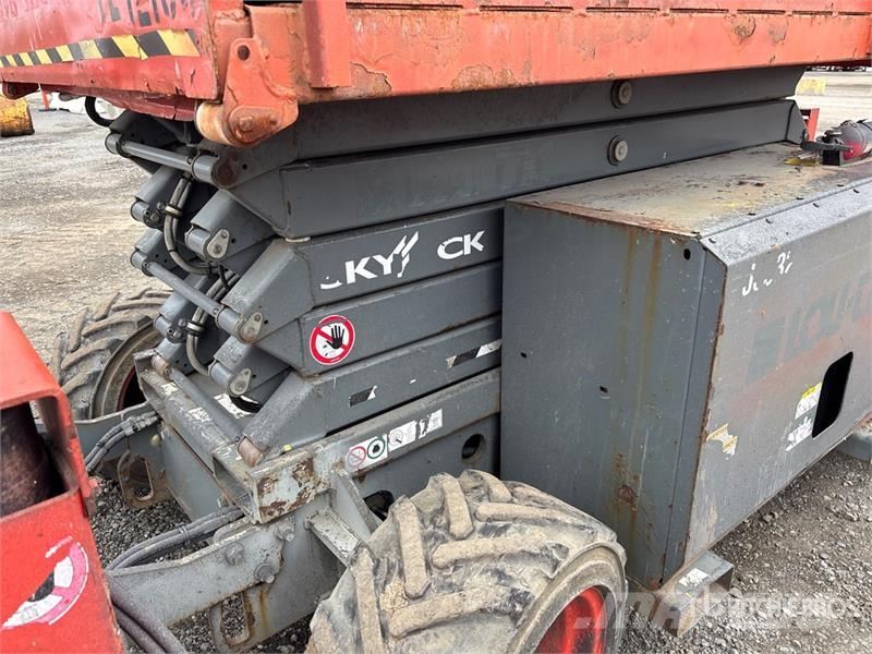 SkyJack SJ6832 RT Šķerveida pacēlāji