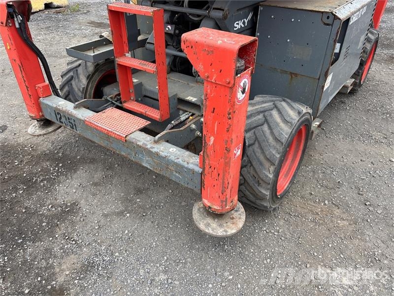 SkyJack SJ6832 RT Šķerveida pacēlāji