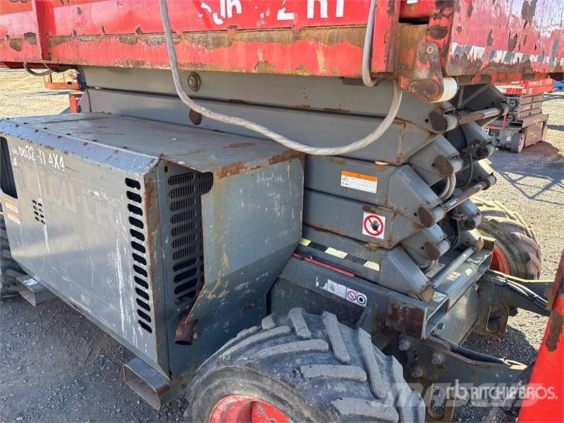 SkyJack SJ6832 RT رافعات مقصية الشكل