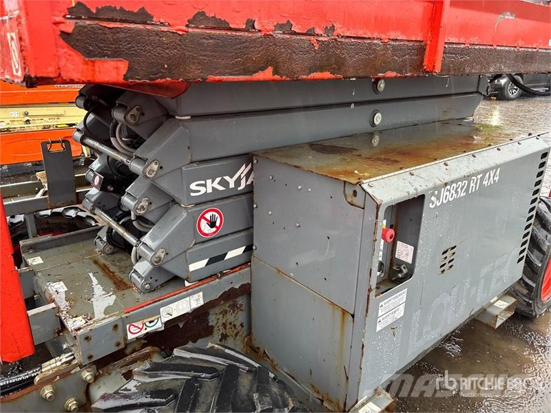 SkyJack SJ6832 RT Šķerveida pacēlāji