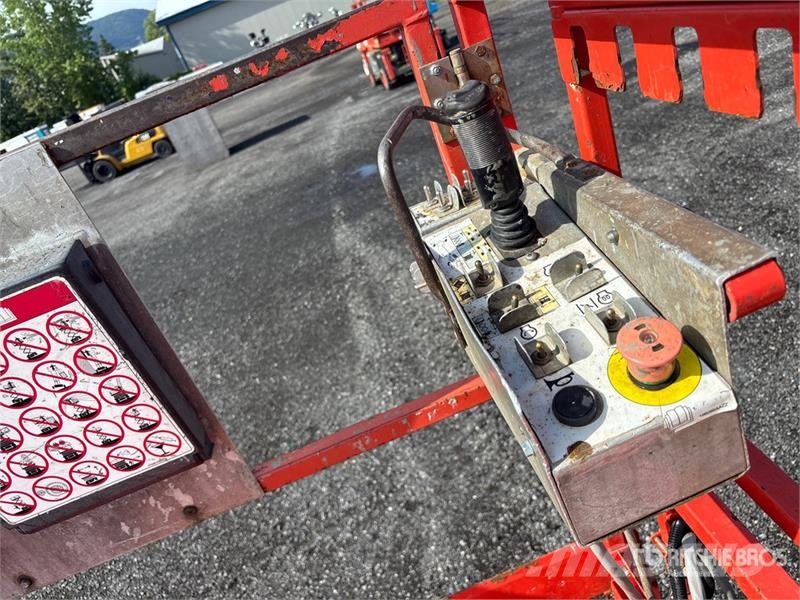 SkyJack SJ6832 RT Scissor lifts