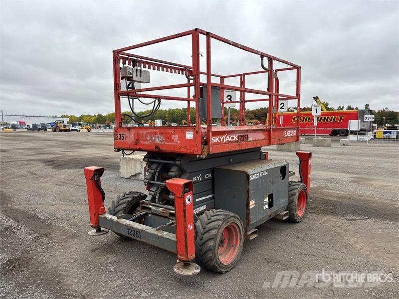 SkyJack SJ6832 RT Šķerveida pacēlāji