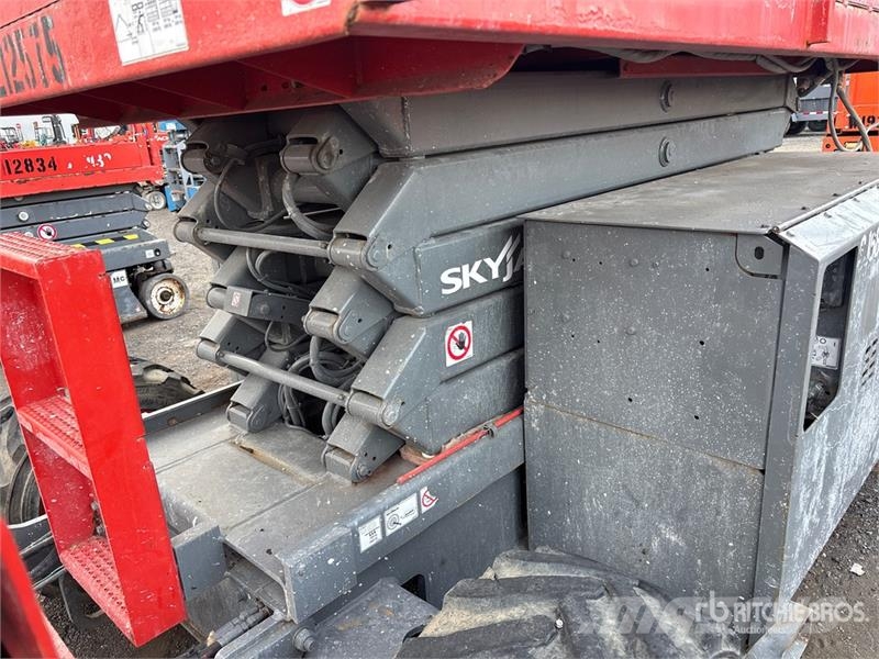 SkyJack SJ6832 RT Šķerveida pacēlāji